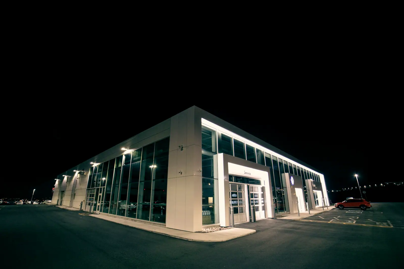 Une concession moderne éclairée, la nuit