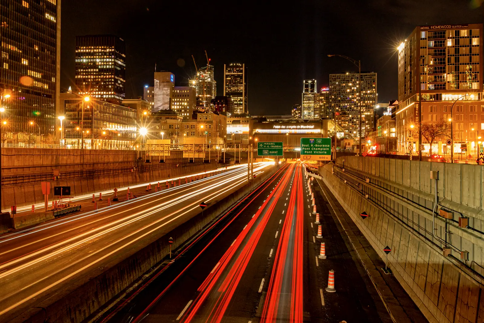 Traînées lumineuses sur une autoroute de Montréal, la nuit